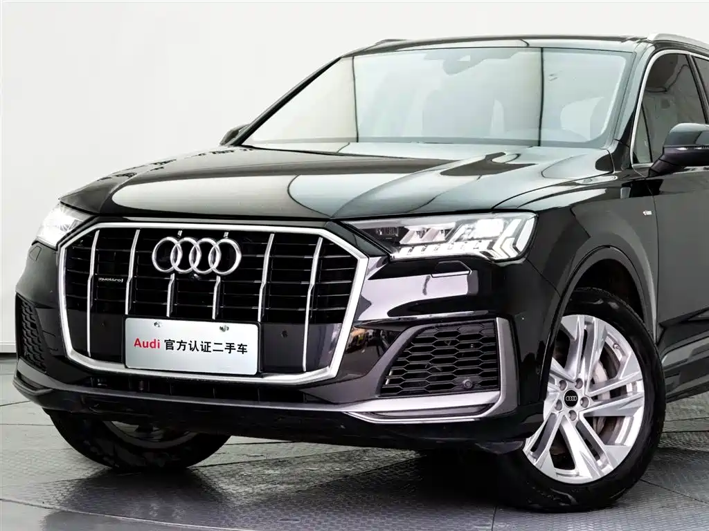 Audi Q7 2023 model 45 TFSI quattro S line sporty