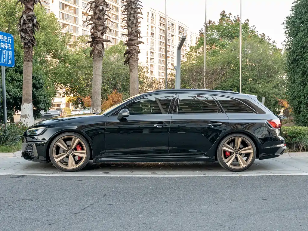 Audi RS 4 2023 RS4 Avant Dark Gold Edition