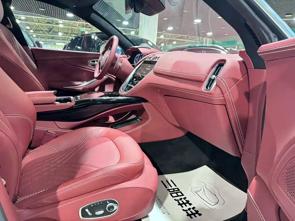 Aston Martin DBX 2023 model 3.0T STRAIGHT-SIX