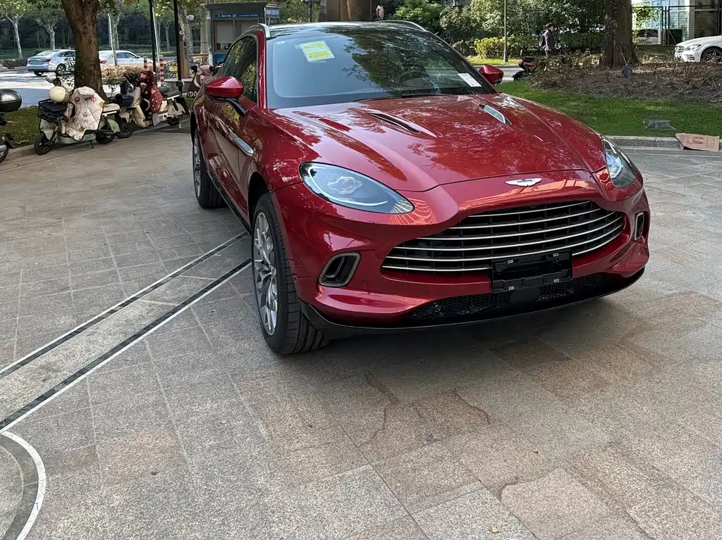 Aston Martin DBX 2024 4.0T V8