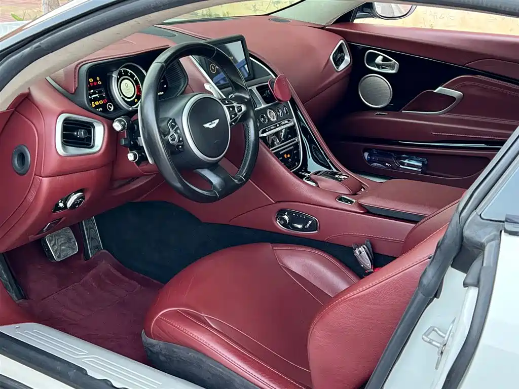 Aston Martin DB11 2019 4.0 T V8 Coupe