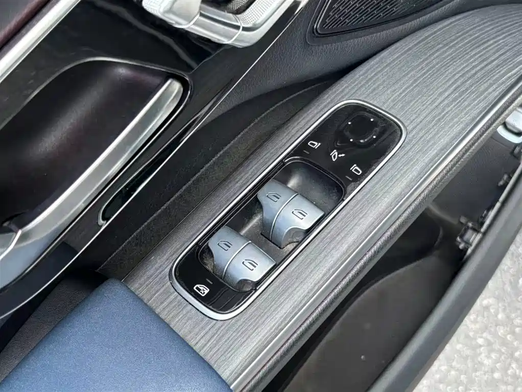 Mercedes-Benz EQS SUV 2023 model 450+