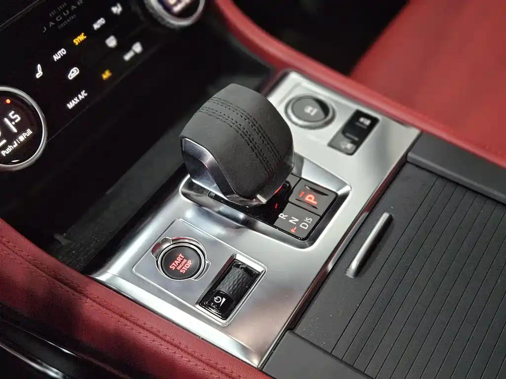 Jaguar F-PACE 2024 P250 R-Dynamic SE