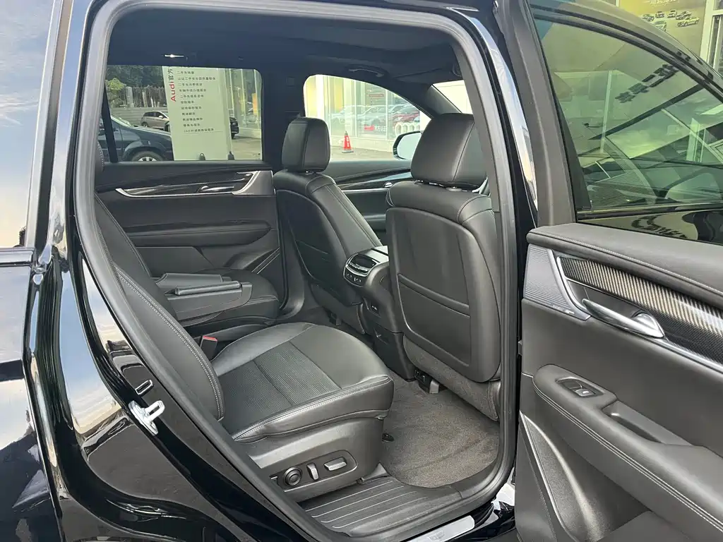 Cadillac XT6 2025 2.0T six-seater four-wheel drive Premium Executive Black label version