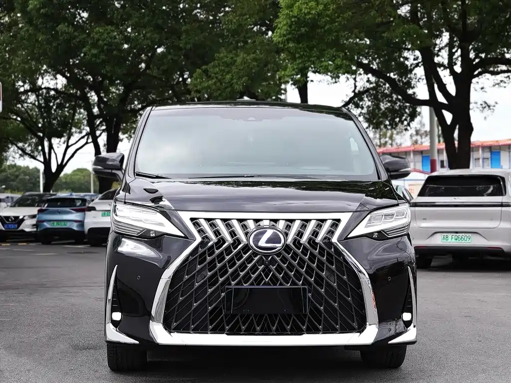 Lexus LM 2020 300h four-seater Royal Edition