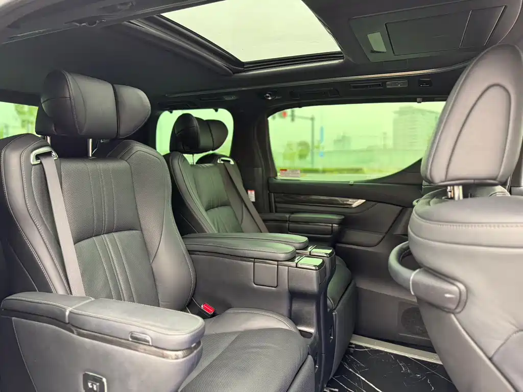 Lexus LM 2020 300h seven-seater Junya edition