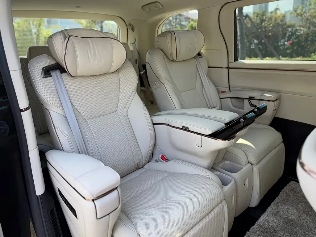 Lexus LM 2023 500h six-seater Premium edition