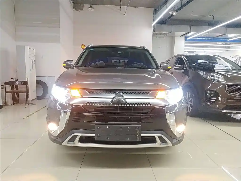 Outlander 2020 2.4L four-wheel drive Premium Edition 5 seats