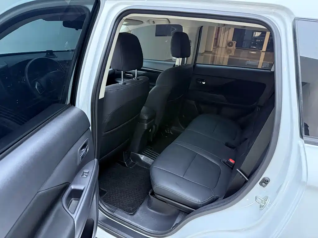 Outlander 2021 2.0L two-wheel drive version 5 seats