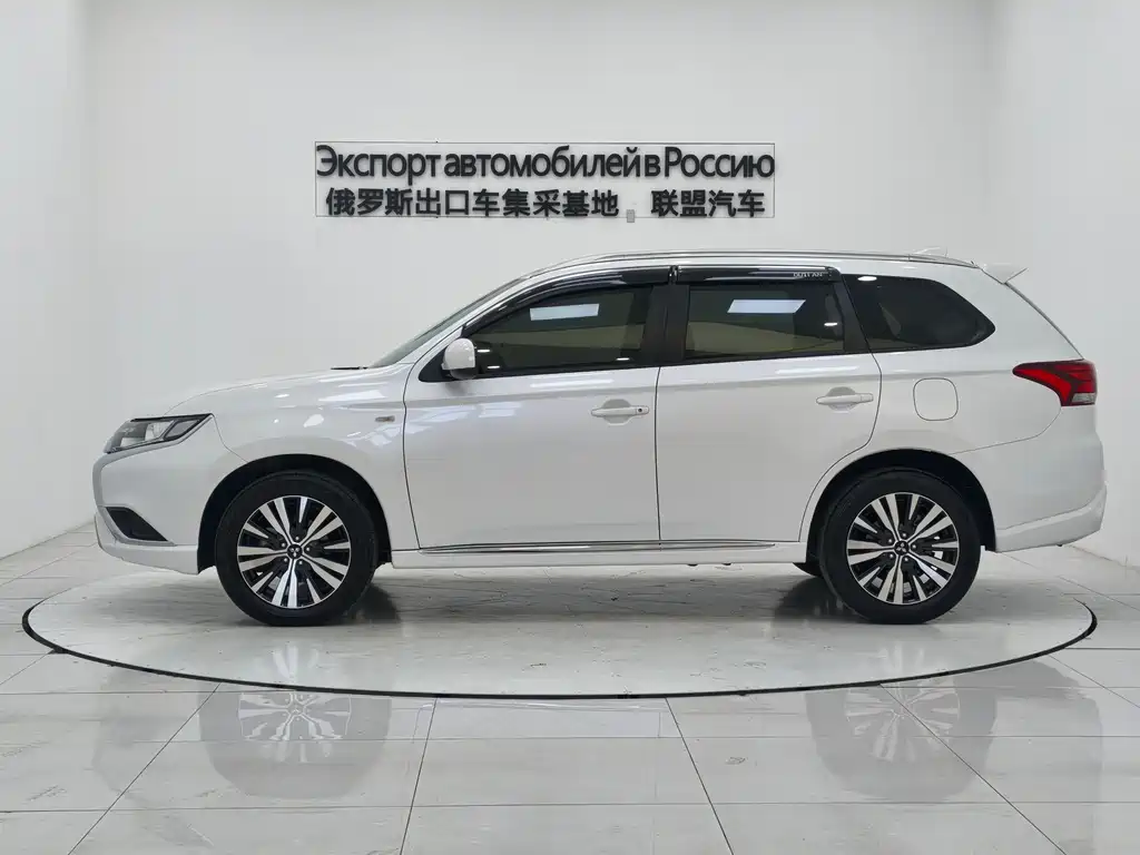 Outlander 2021 2.0L two-wheel drive version 5 seats