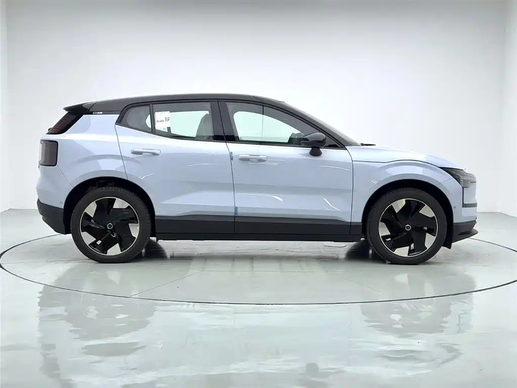 Volvo EX30 2025 rear drive long battery life Version Ultra