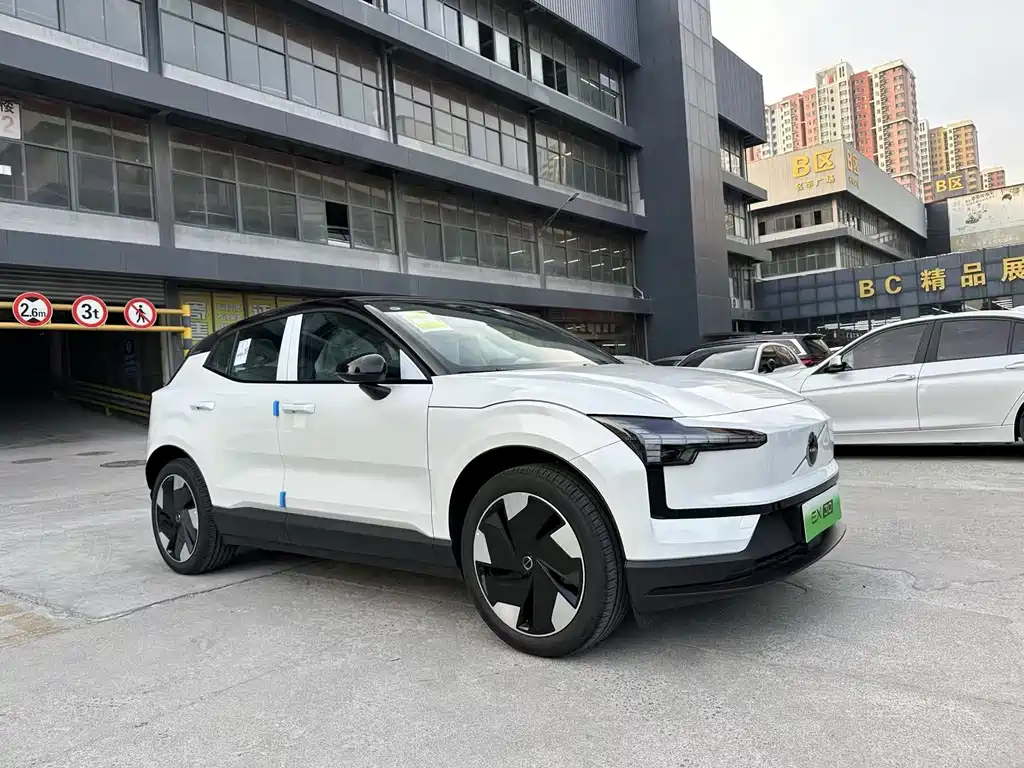 Volvo EX30 2025 rear drive long battery life Version Plus