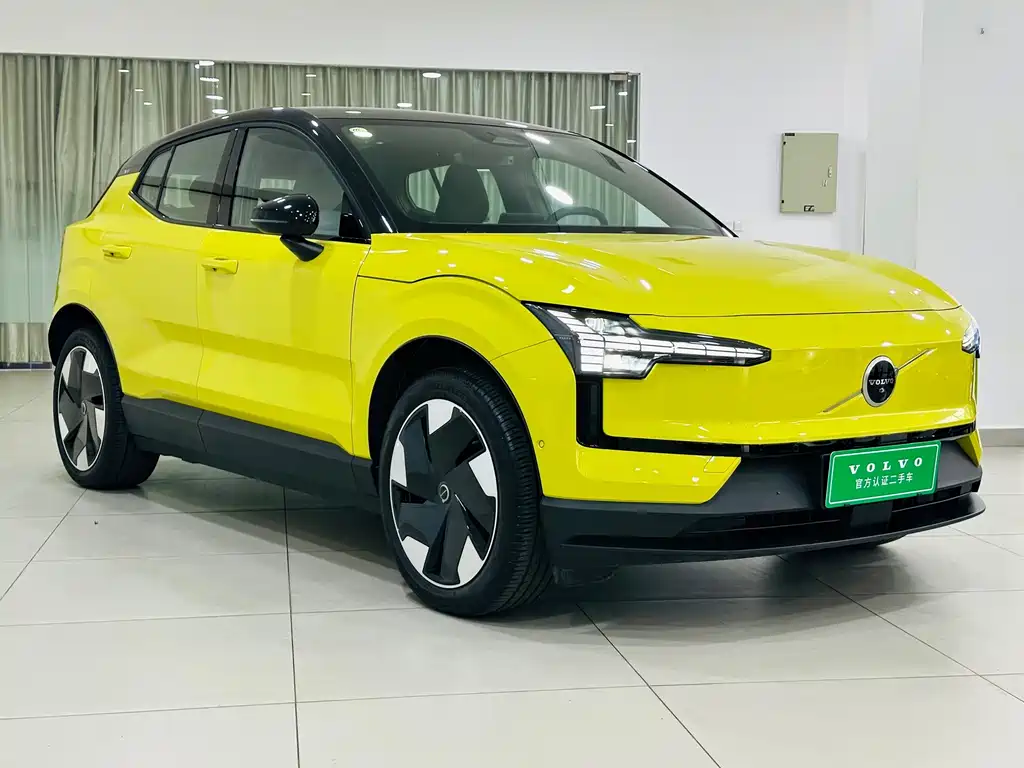 Volvo EX30 2025 rear drive long battery life Version Ultra