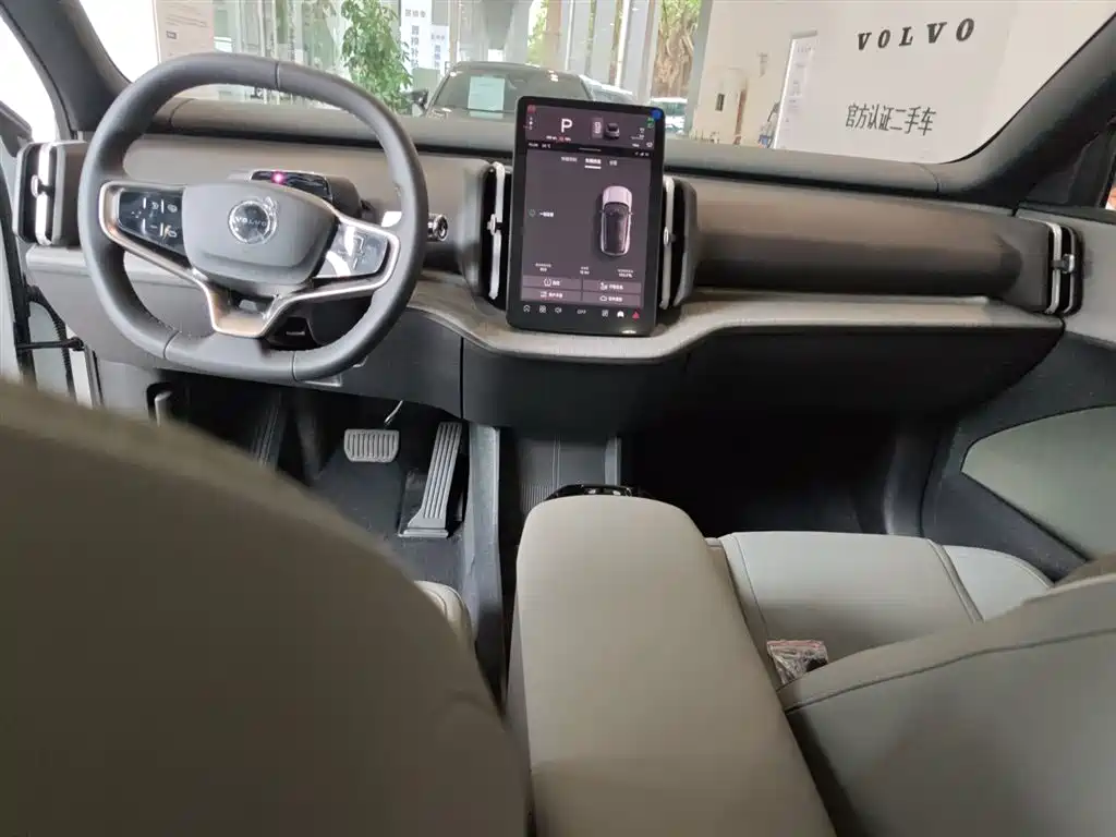 Volvo EX30 2025 rear drive long battery life Version Plus