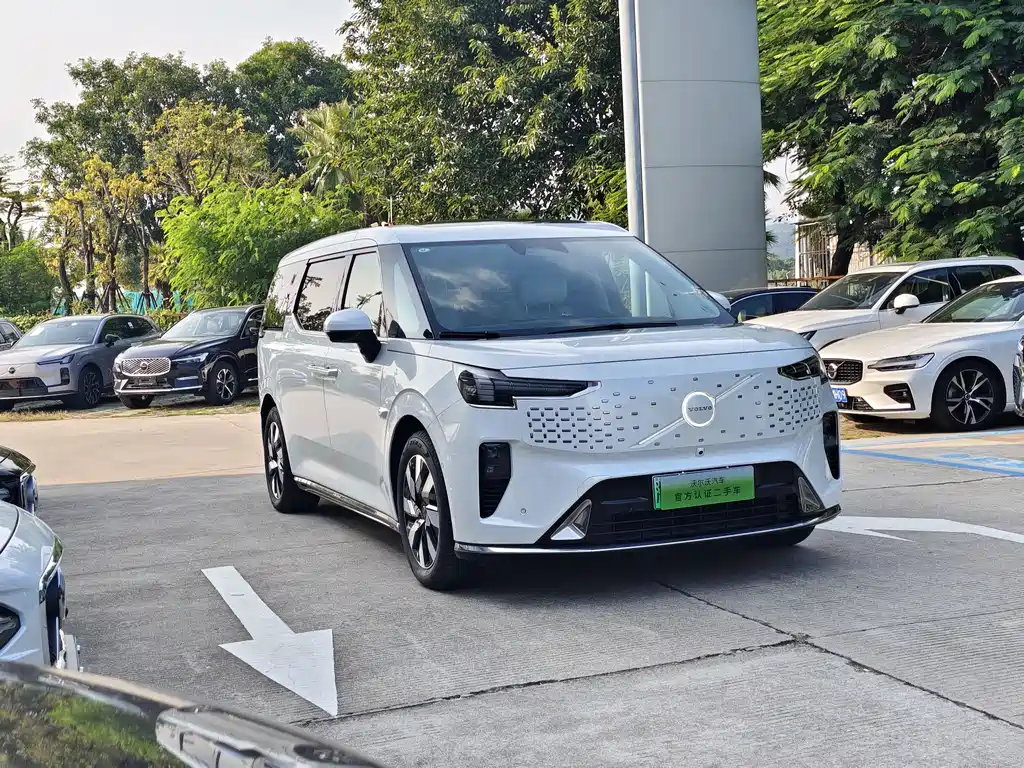 Volvo EM90 2025 Ultra six-seater