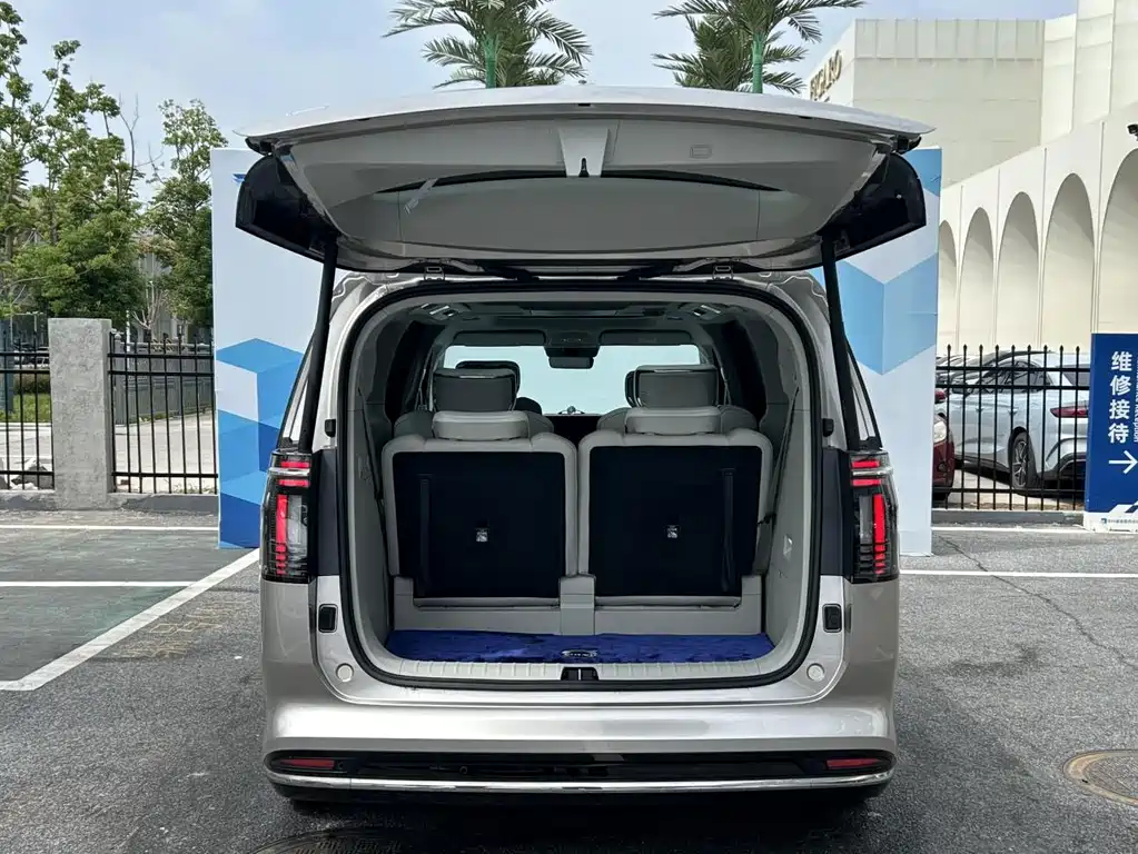 Volvo EM90 2025 Ultra six-seater