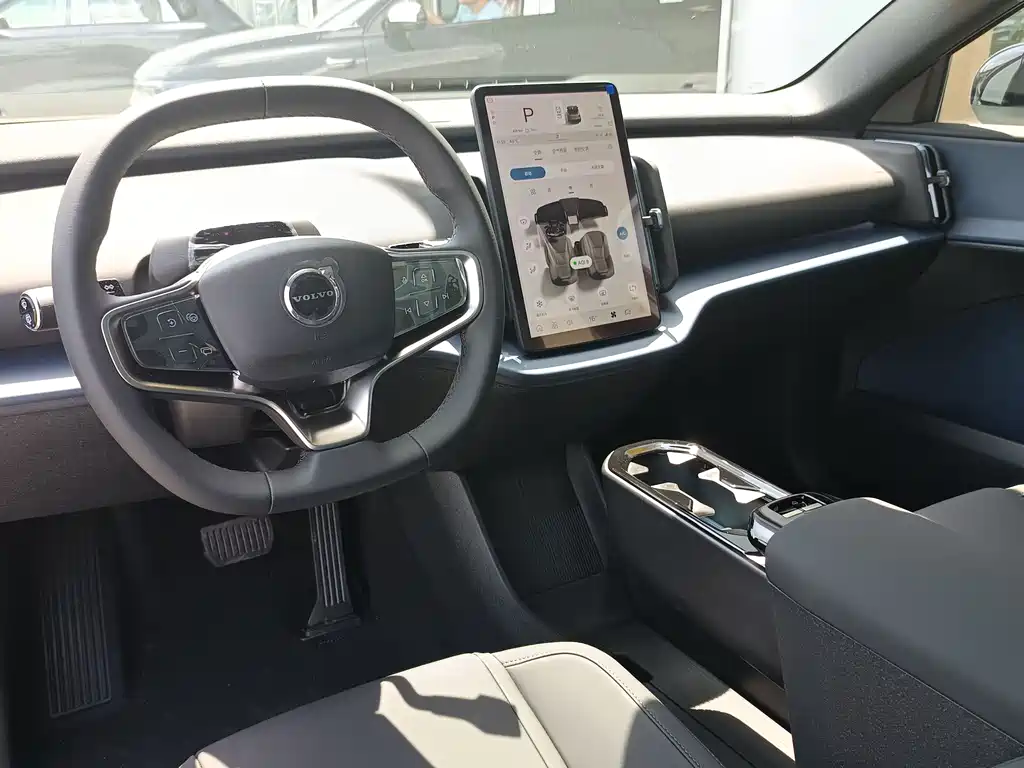 Volvo EX30 2025 rear drive long battery life Version Plus