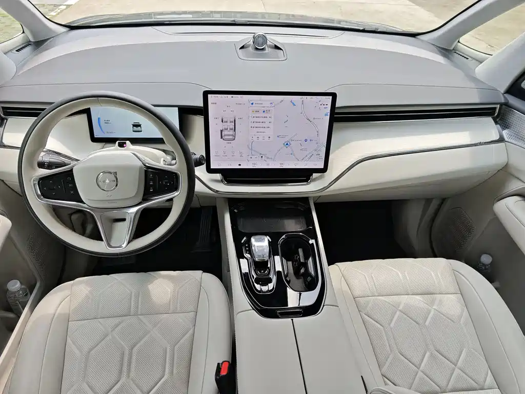 Volvo EM90 2025 Ultra six-seater