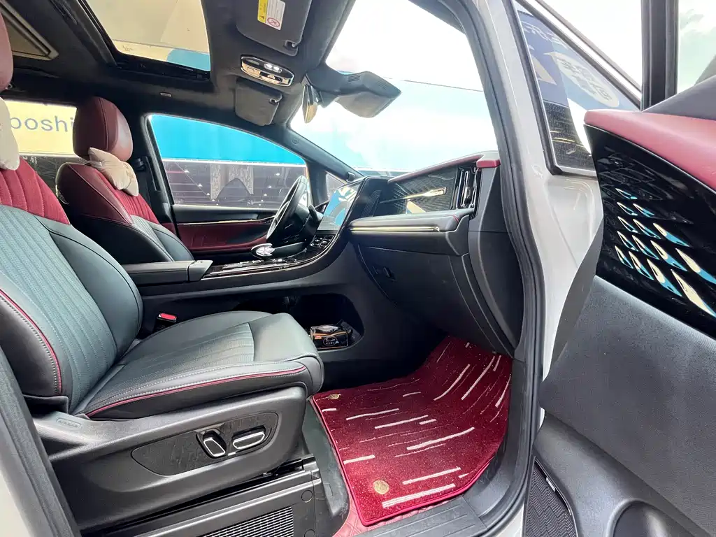 Trumpchi M8 2023 Grandmaster Series Dual Engine Royal Edition