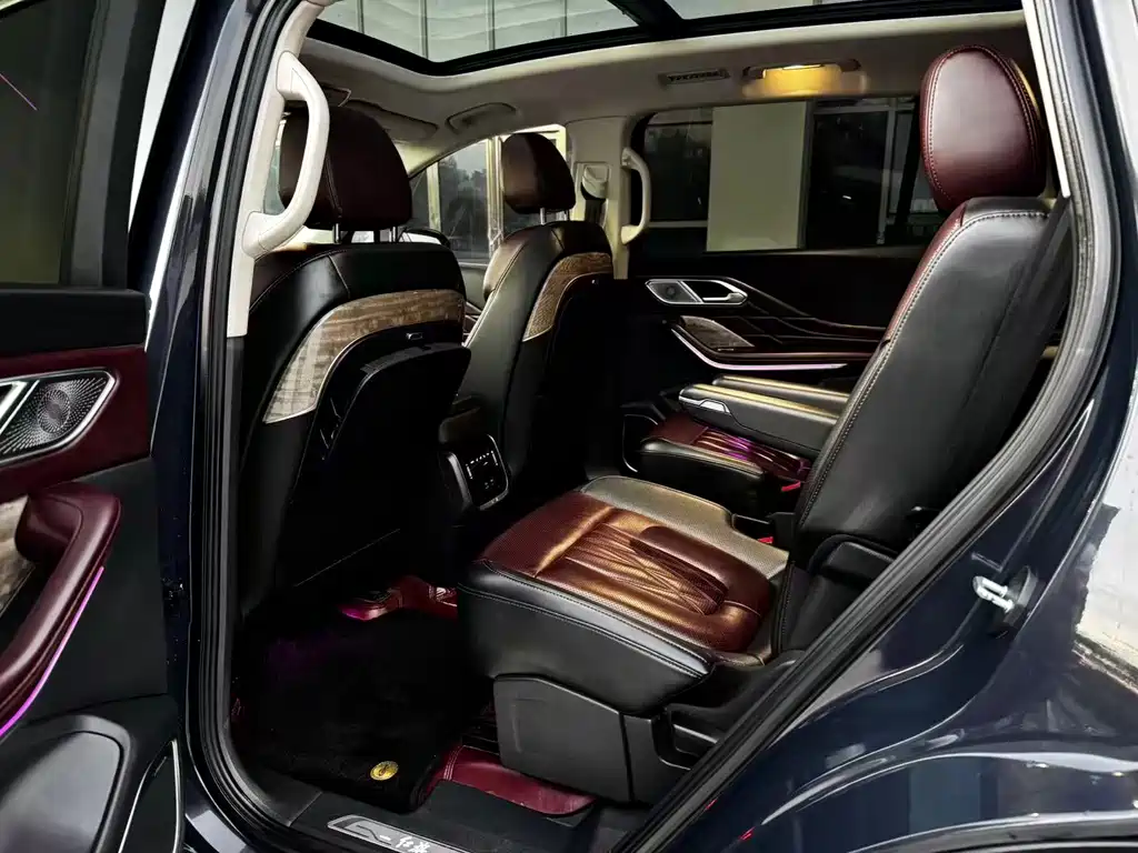 Hongqi HS7 2023 2.0T automatic four-wheel drive flag collar version six-seater