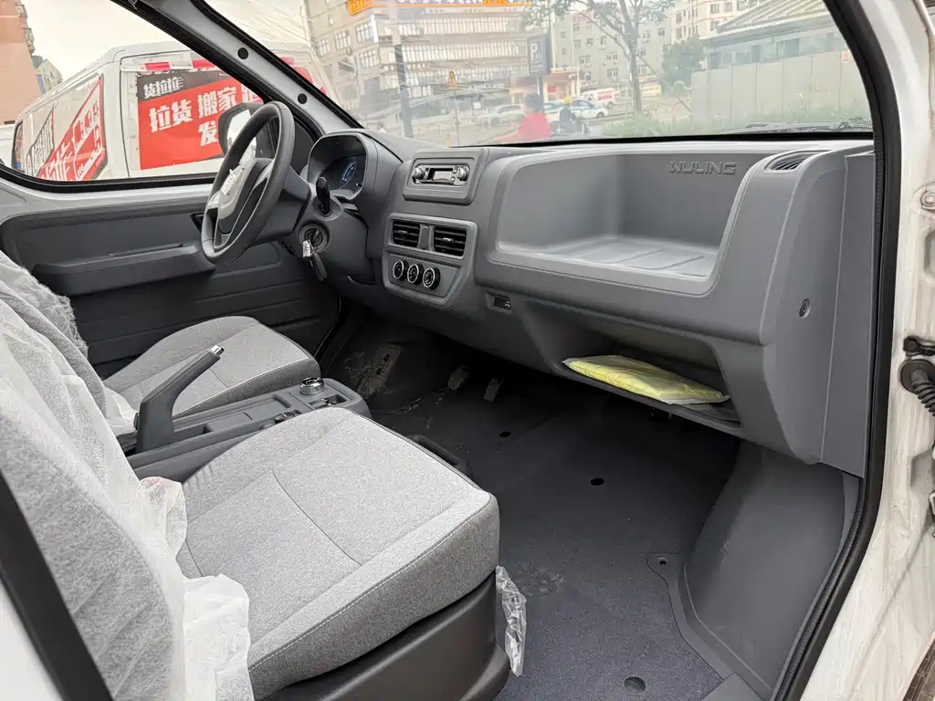 Wuling Yangguang 2024 230km Practical Window Sealing Version 60kW