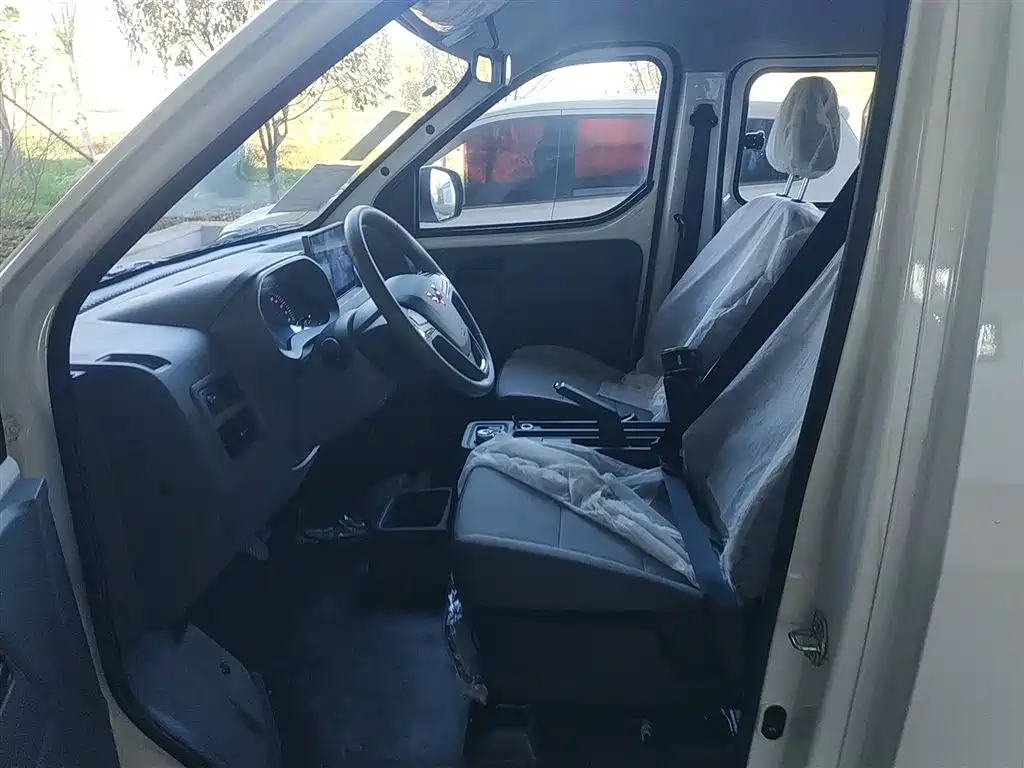 Wuling Yangguang 2024 300km Comfortable Bus version 75kW