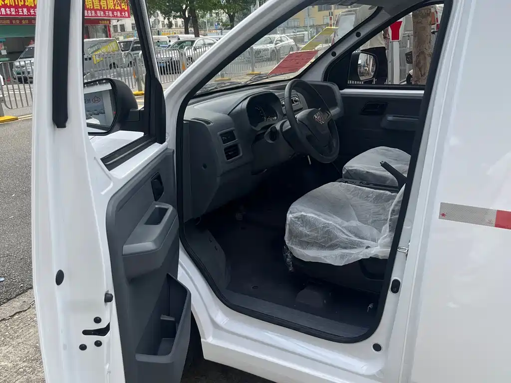 Wuling Yangguang 2024 model 300km comfortable Window Sealing version 60kW