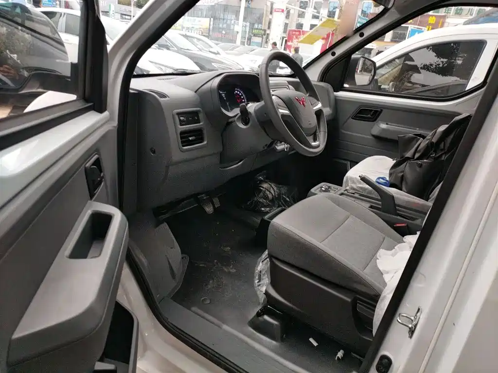 Wuling Yangguang 2024 300km Comfortable Bus version 75kW