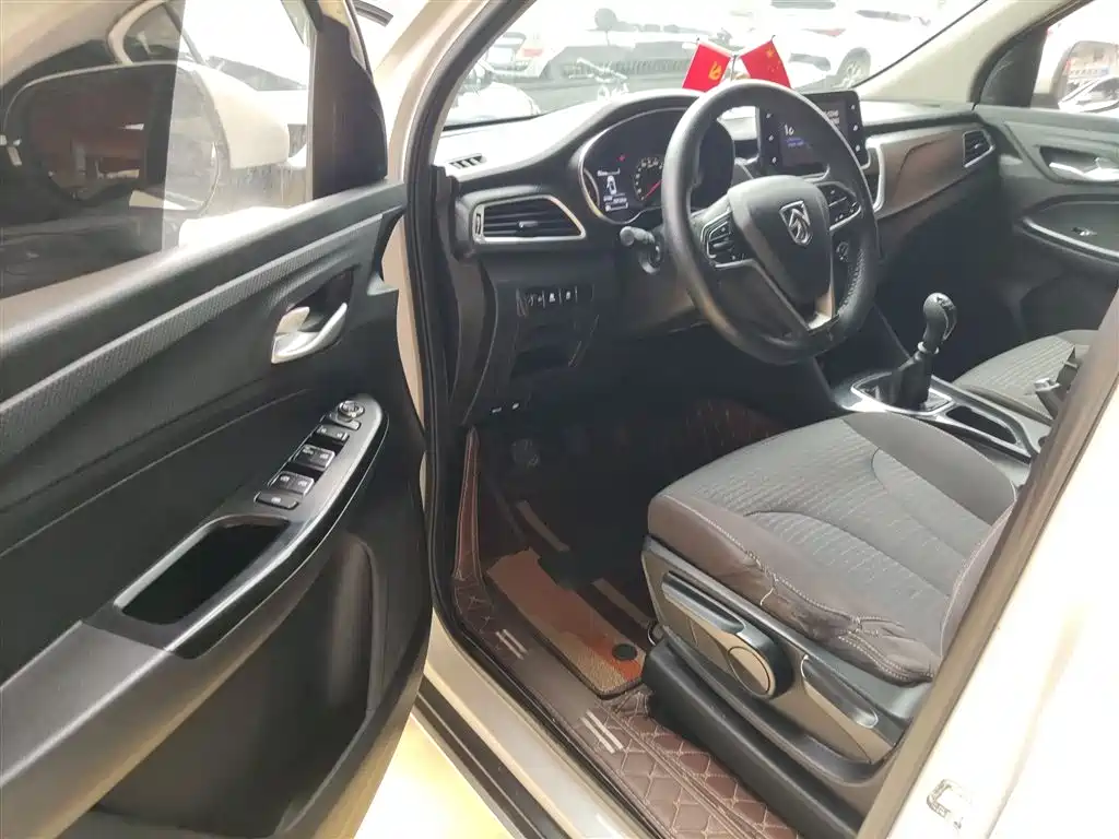 Baojun 730 2019 1.5T manual fashion type 7-seater country VI