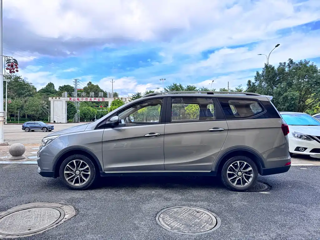 Baojun 730 2019 1.5L manual fashion type 7-seater national V