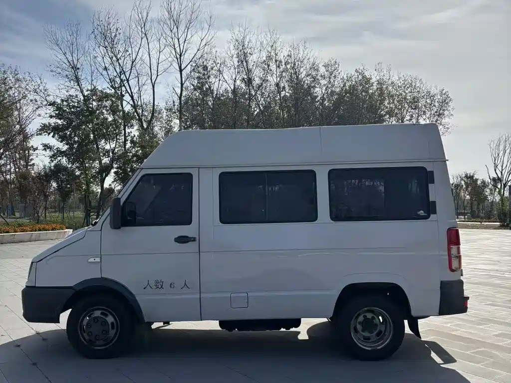 Iveco proud 2020 2.5T A40 bus double tire mid-top 5-9 seat country VI