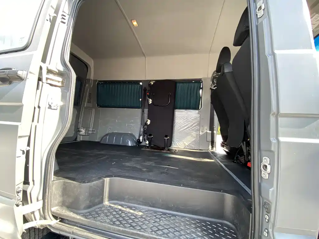 Iveco proud 2023 2.5T A35M1 short shaft mid-top single sidewall sliding door 5-9 seats