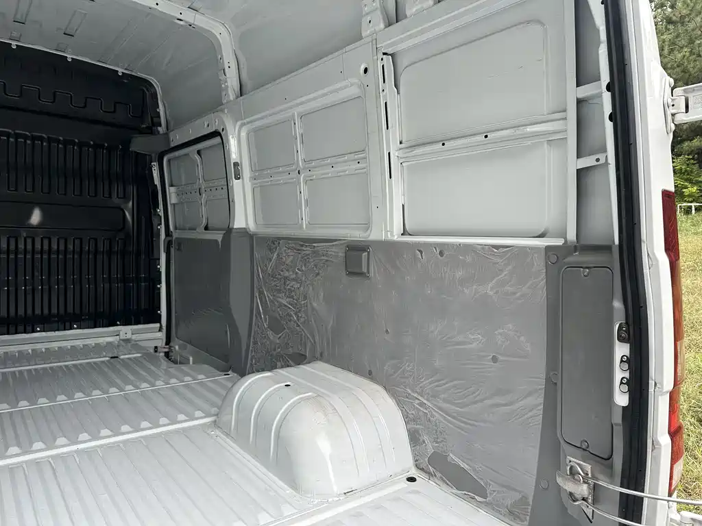 Iveco proud 2023 2.8T V37 van transporter long axle mid-top double tire side sliding door 2-3 seats