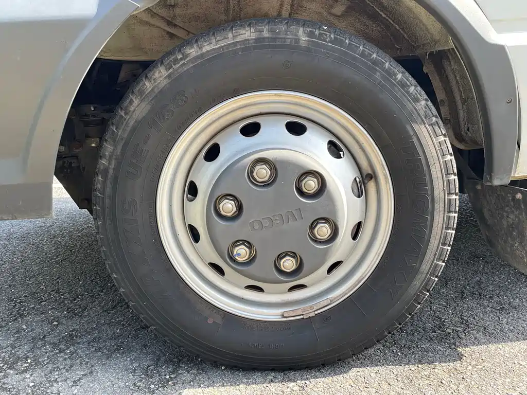 Iveco proud 2023 2.5T V40 van transporter long axle mid-top double tire side sliding door 2-3 seats