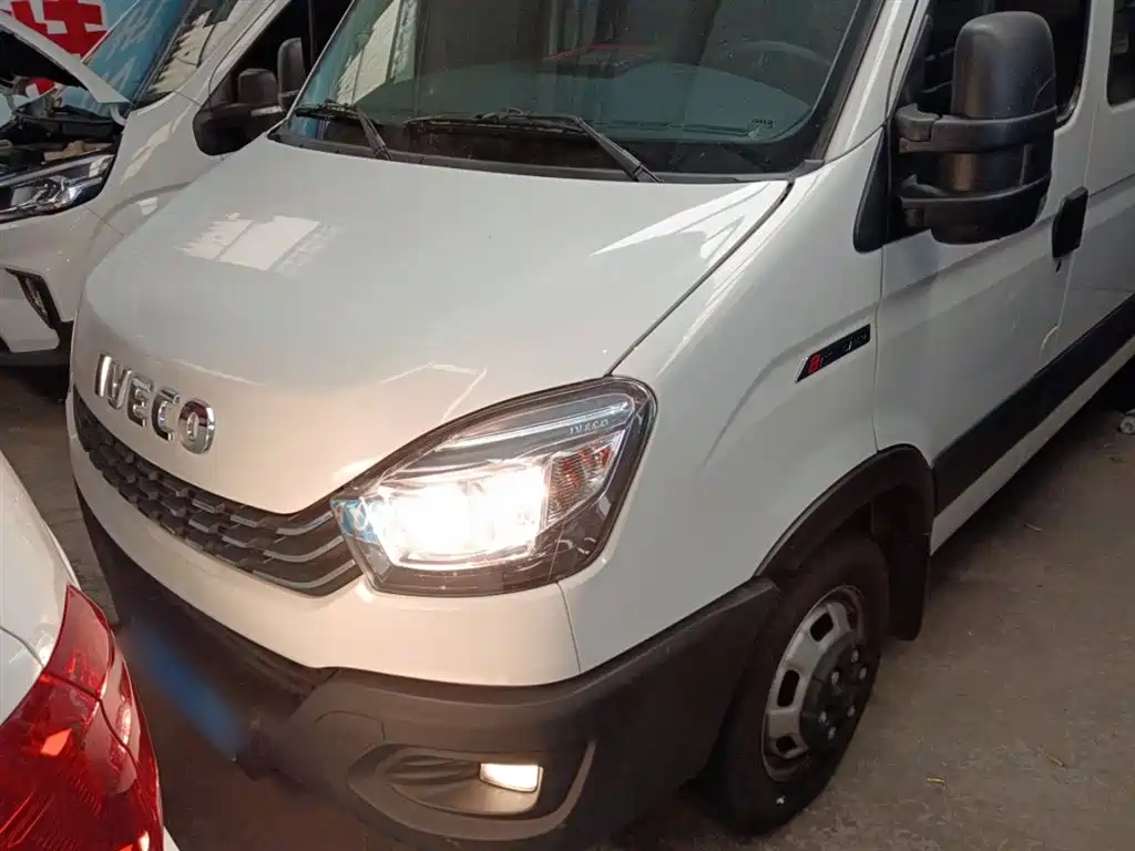 Iveco Ousheng 2021 3.0T automatic Chaorui long axis short suspension high top manual door F1C
