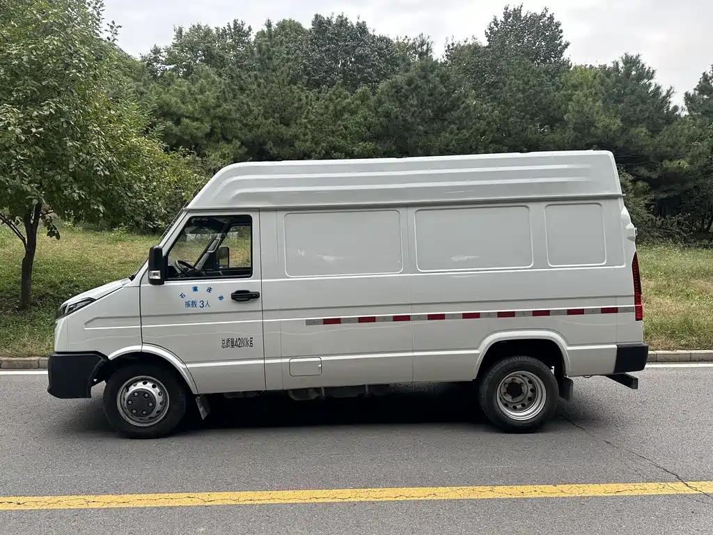 Iveco proud 2023 2.5T V40 van transporter long axle mid-top double tire manual door 2-3 seats