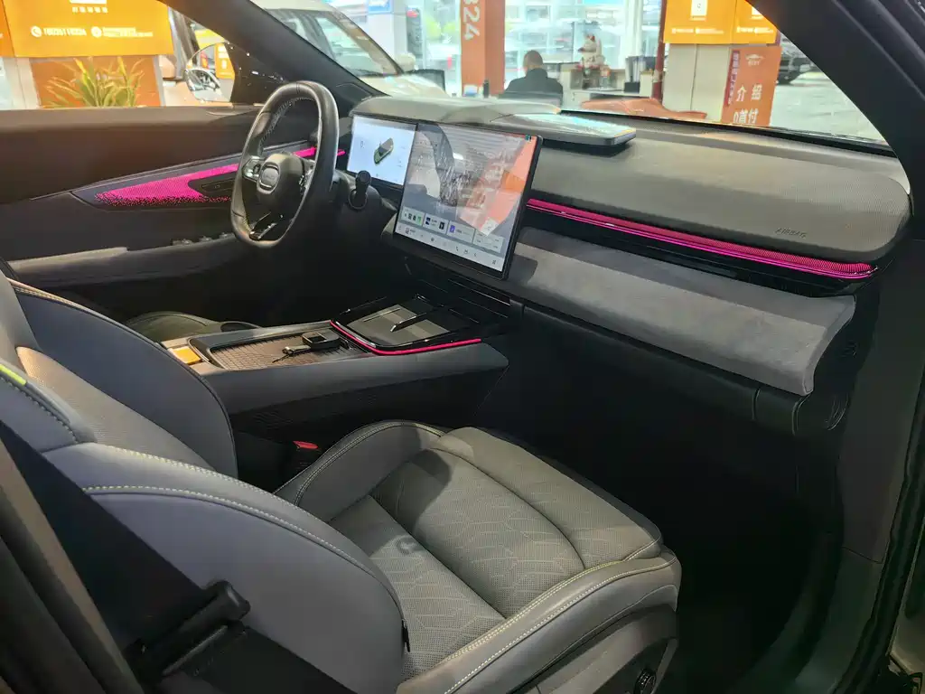 Lynk & Co. 08 EM-P 2023 120km long battery Life Pro