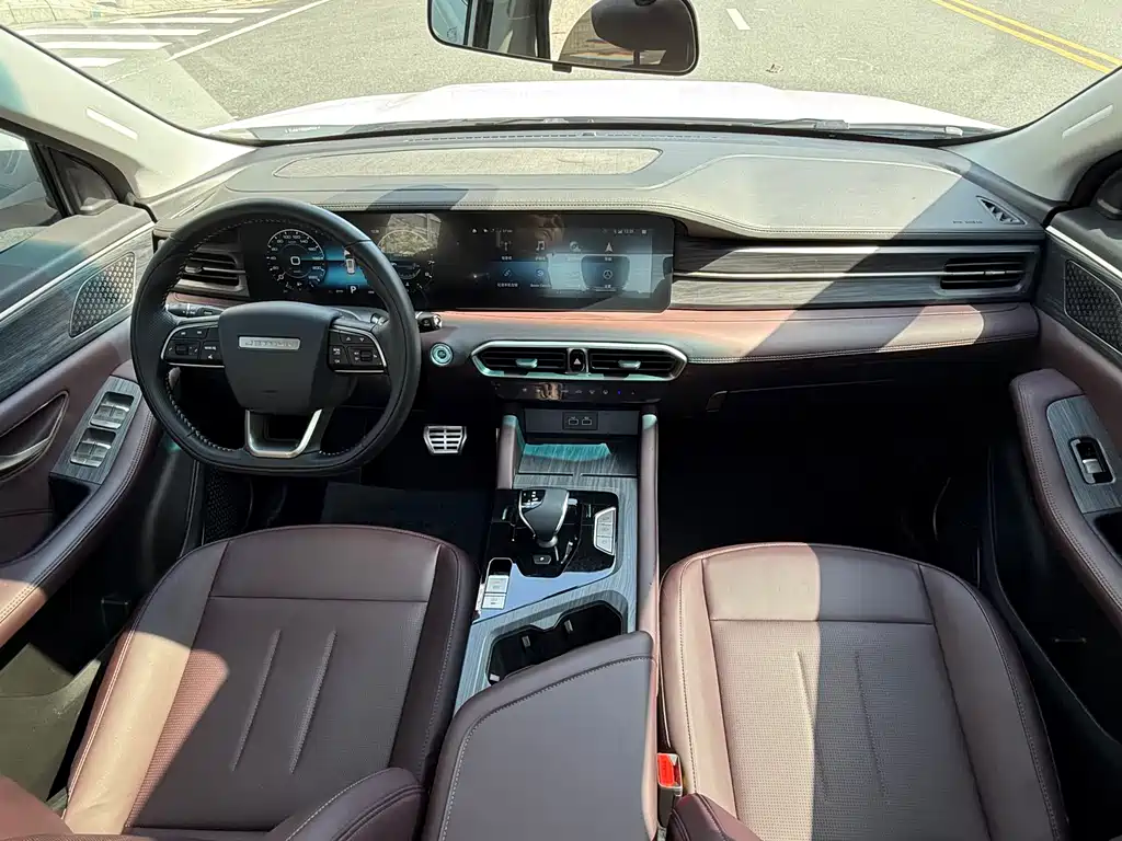 Jietu X90 PLUS 2023 model 1.6 TD DCT flat layer 5 seats