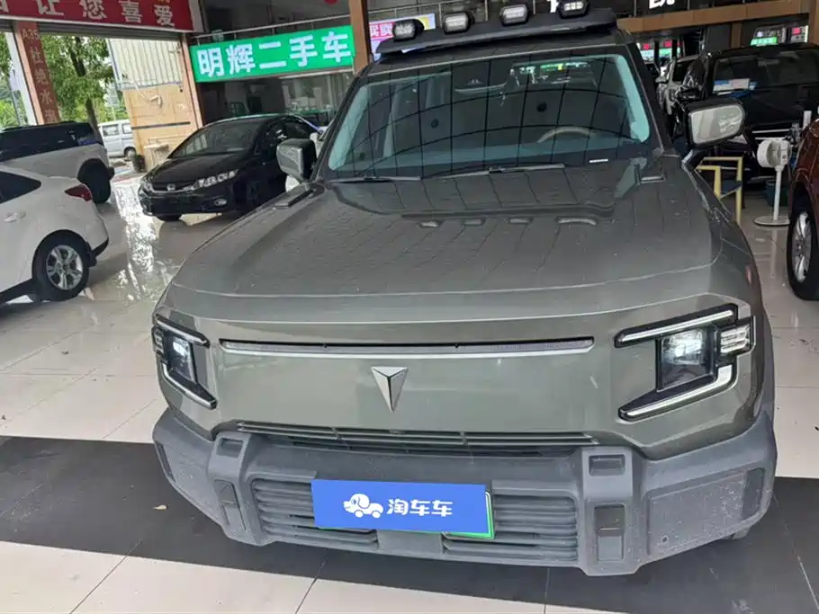 Dark blue G318 2024 four-wheel drive air suspension version