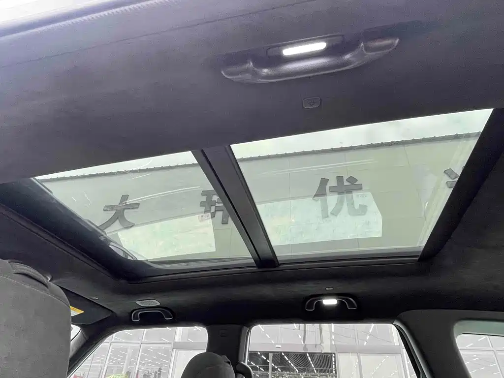 Dark blue G318 2024 four-wheel drive air suspension version