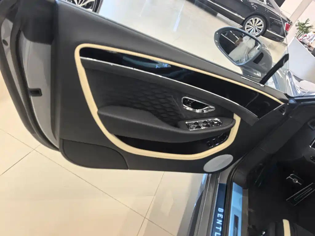 Continental plug-in hybrid 2025 GT Ultimate Edition