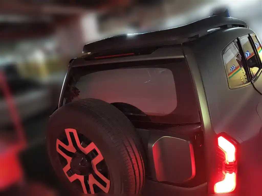 Dark blue G318 2024 two-wheel drive air suspension version