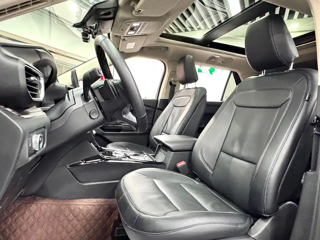 Explorer 2020 EcoBoost 285 four-wheel drive titanium version 6 seats