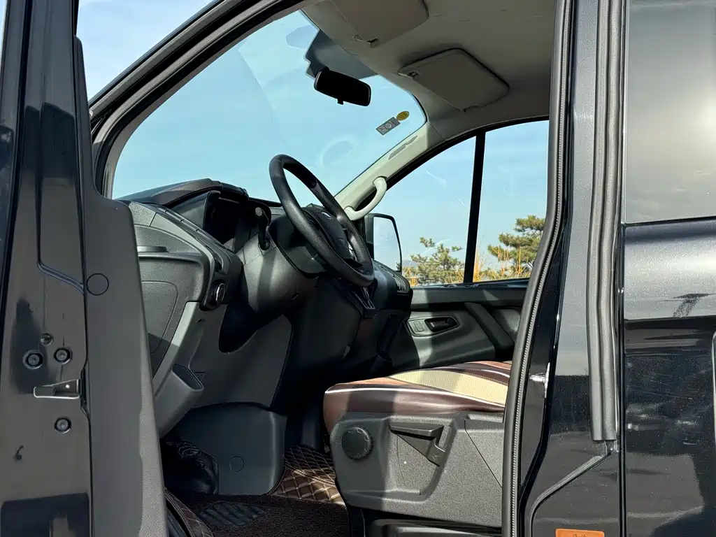 Quanshun 2019 2.0T gasoline automatic multi-function commercial vehicle with 6 seats in the center axle and 6 seats in the top country VI