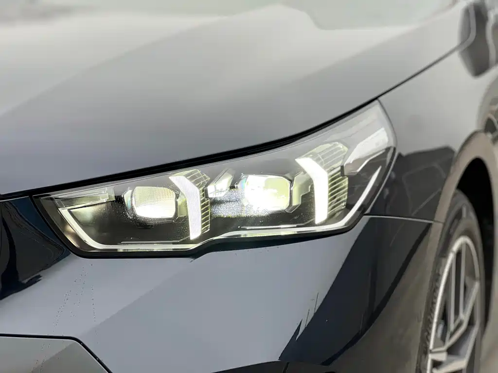 BMW i5 2025 eDrive 40L M sports suit