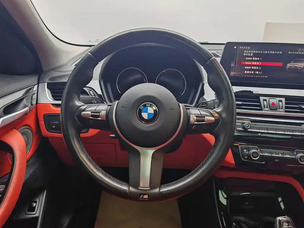 BMW X2 2020 sDrive25i leading M off-road set