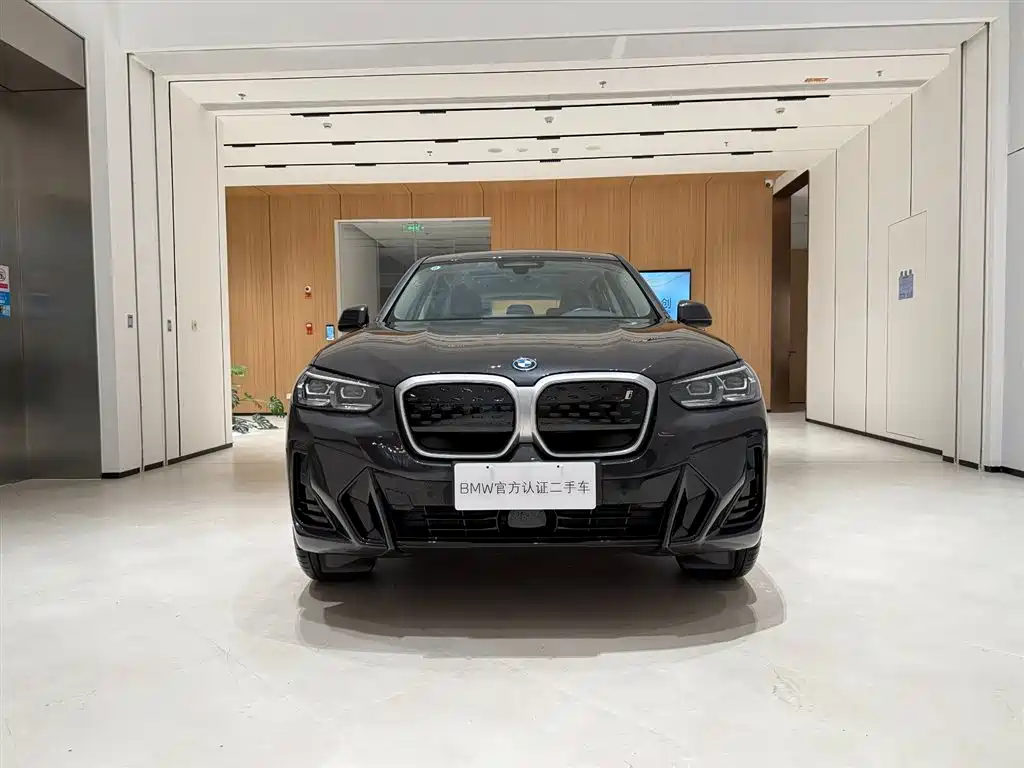 BMW iX3 2024 leading model