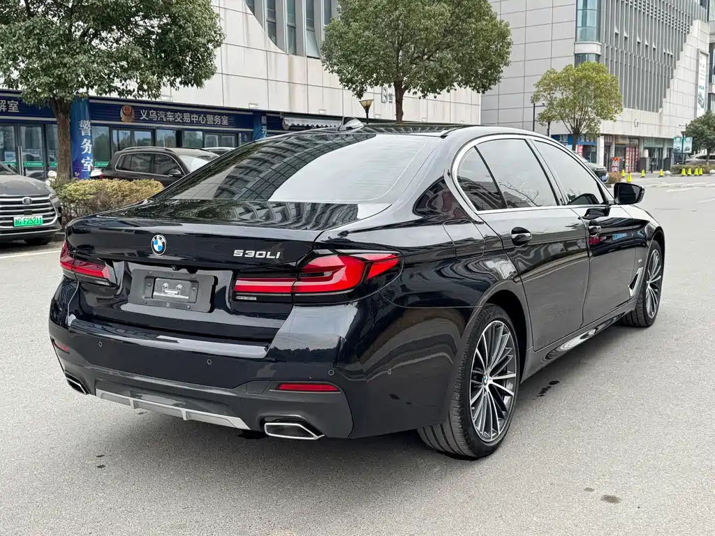 BMW 5 Series 2023 530Li leading M sports suit