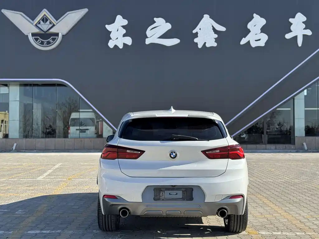 BMW X2 2021 sDrive25i leading M off-road set