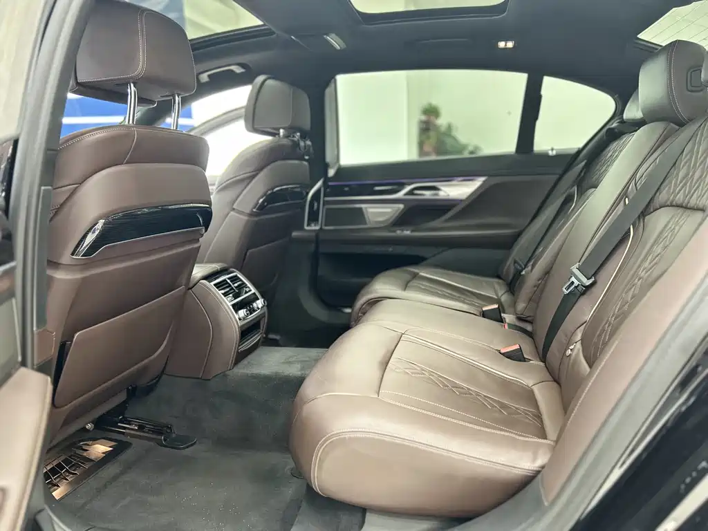 BMW 7 Series 2021 730Li M sports suit